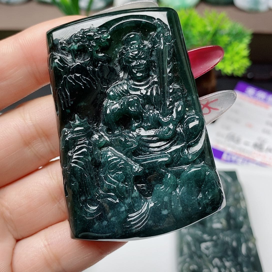 翡翠未镶嵌颈饰           