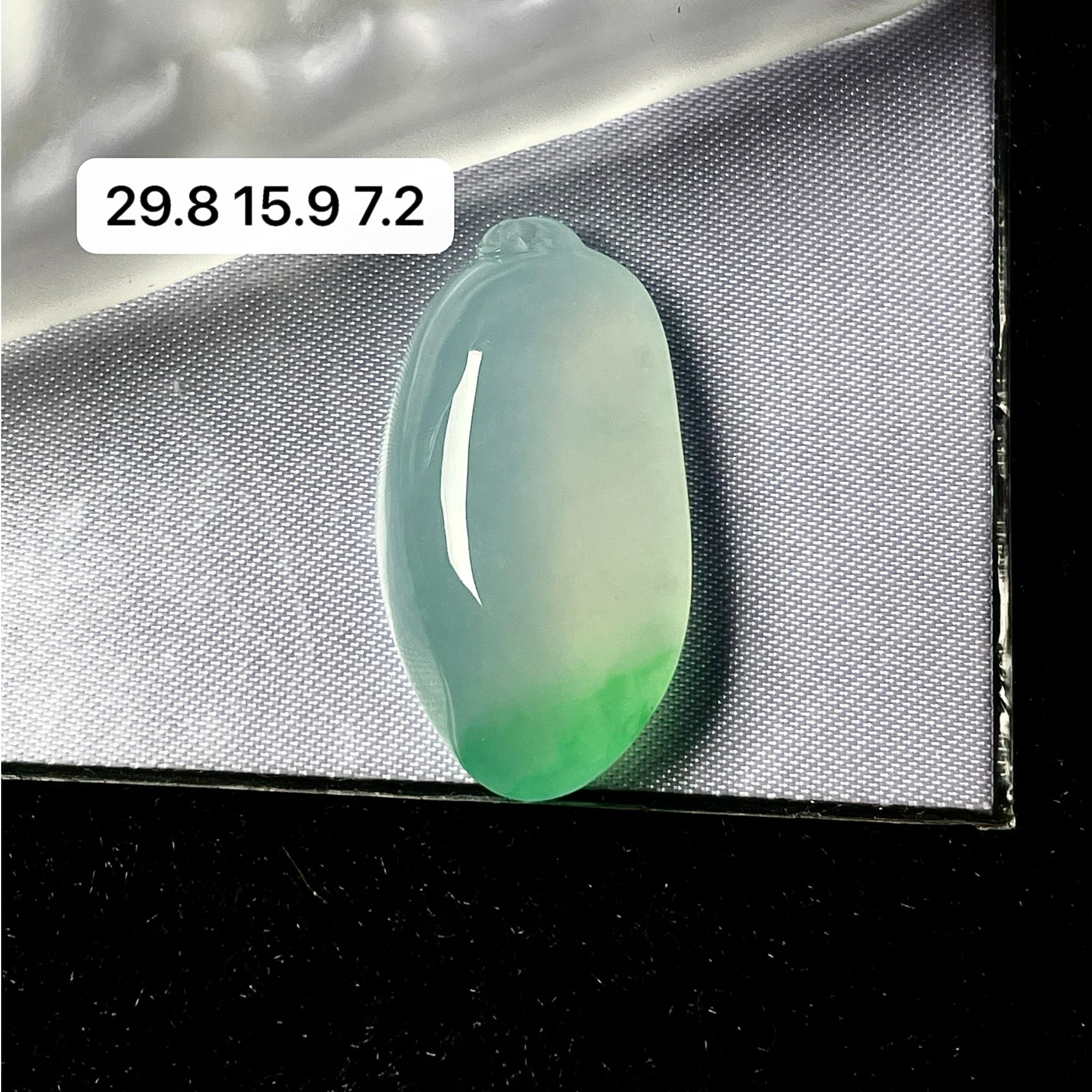 天然a货缅甸翡翠飘绿福瓜吊坠