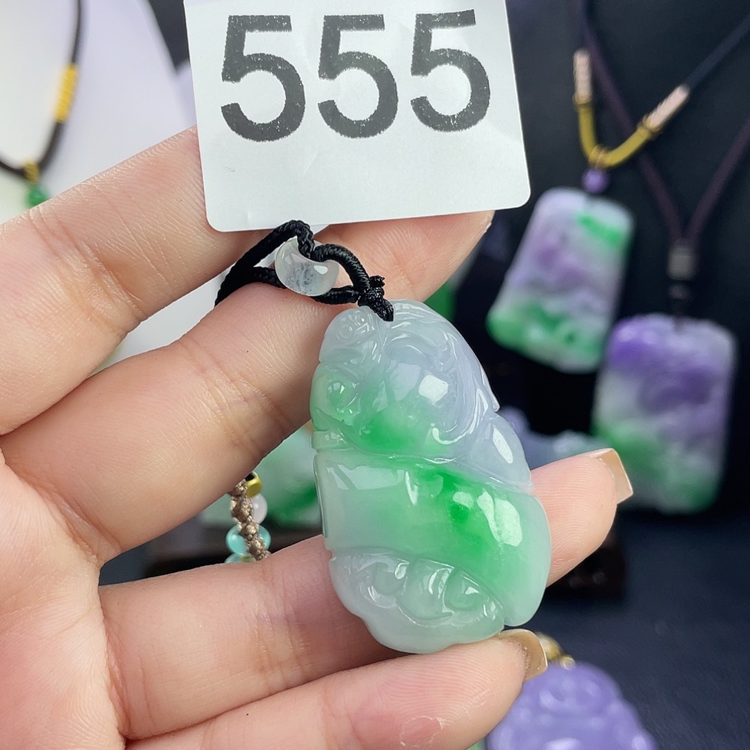 翡翠未镶嵌吊坠(赠链)