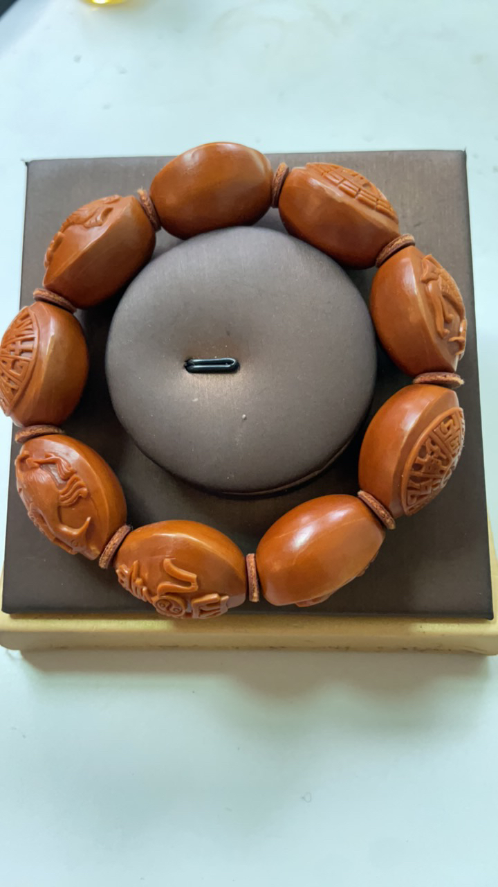 橄榄核雕刻文玩作品