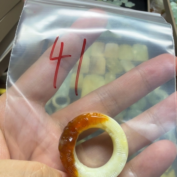 透闪石-蛇纹石玉吊坠未镶嵌