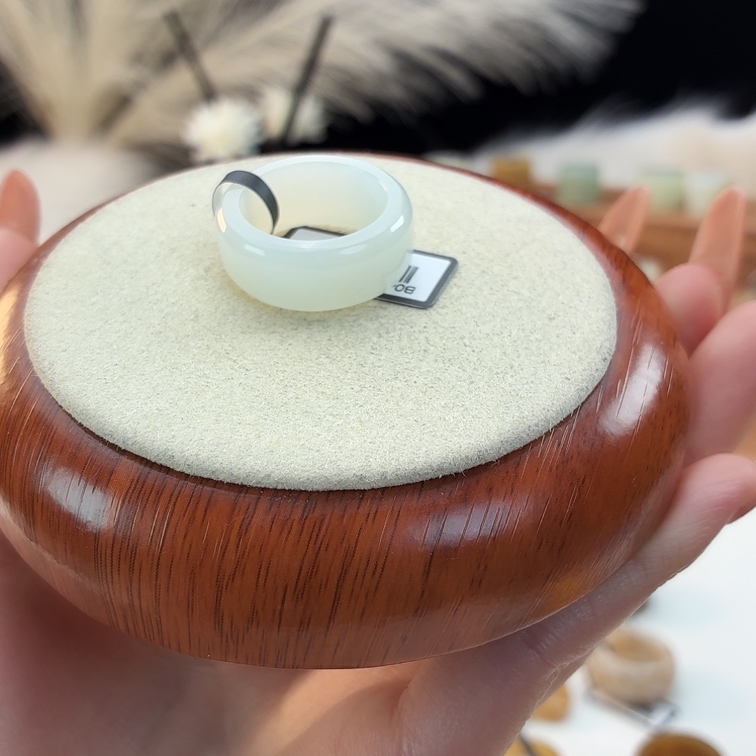 和田玉未镶嵌戒指俄白窄圆切18.58mmj30