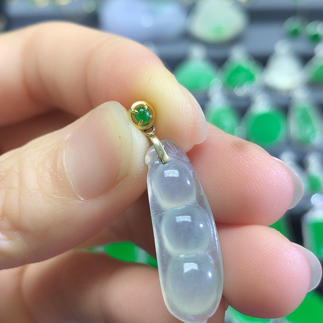 翡翠18K金镶嵌颈饰吊坠