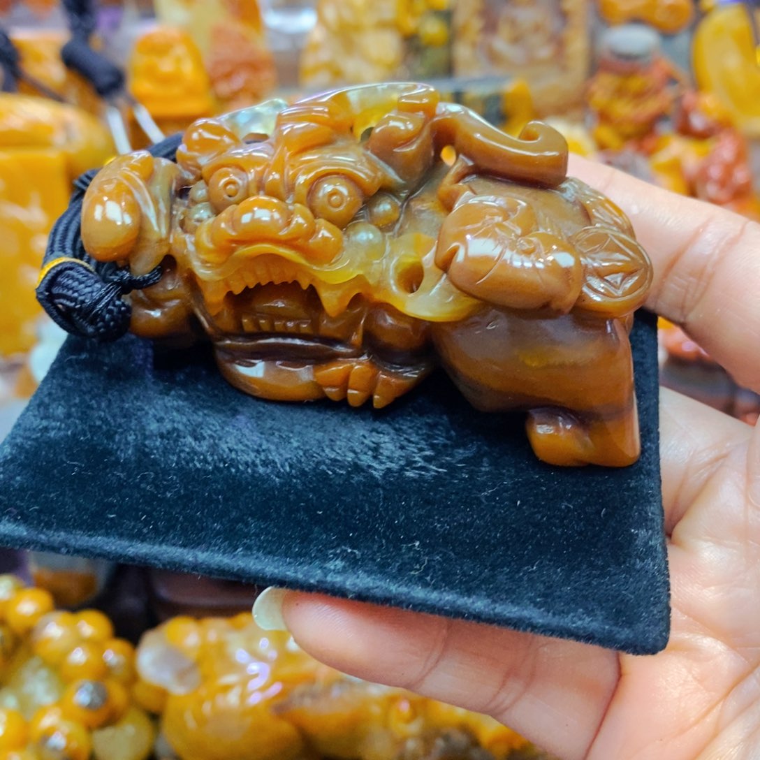 未镶嵌石英质玉（黄龙玉）颈饰