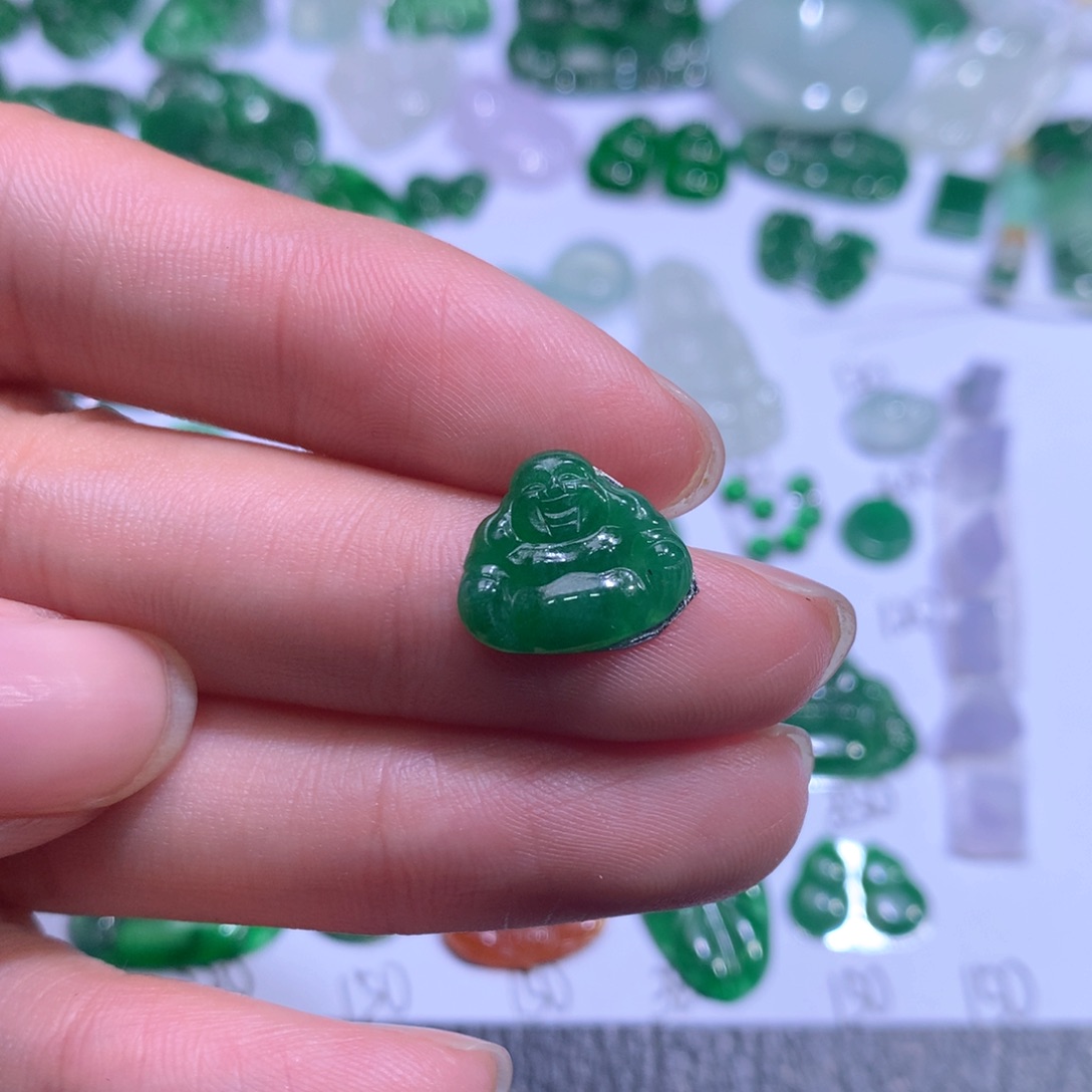 翡翠颈饰未镶嵌佛公