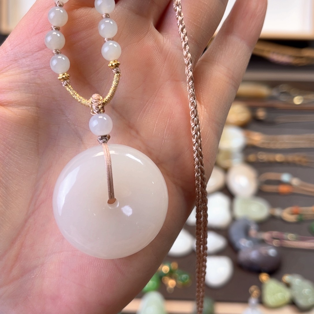 和田玉颈饰未镶嵌若*平安扣