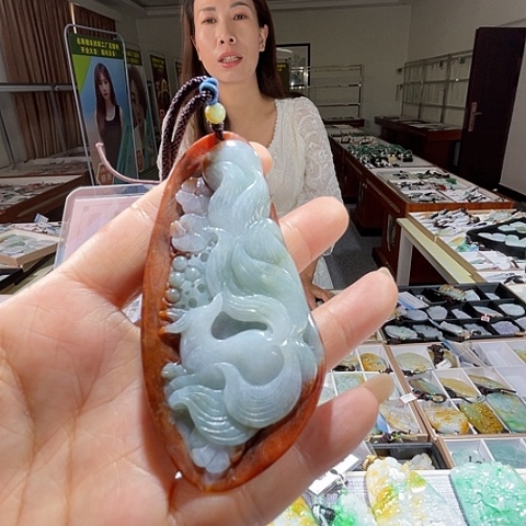 翡翠未镶嵌颈饰一个