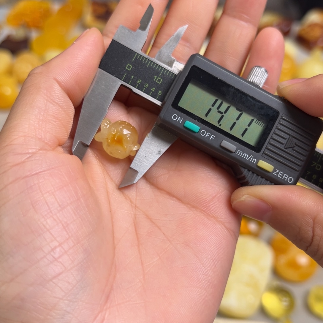 蜜蜡未镶嵌裸石微瑕