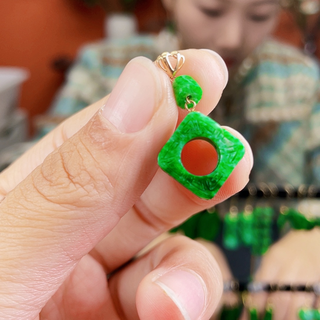 翡翠18K金镶嵌耳饰