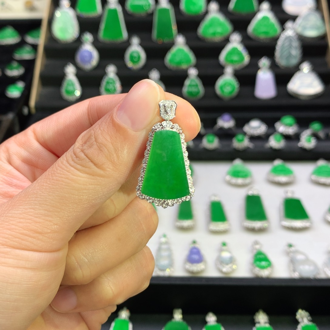 翡翠吊坠(不含链)18K金镶嵌