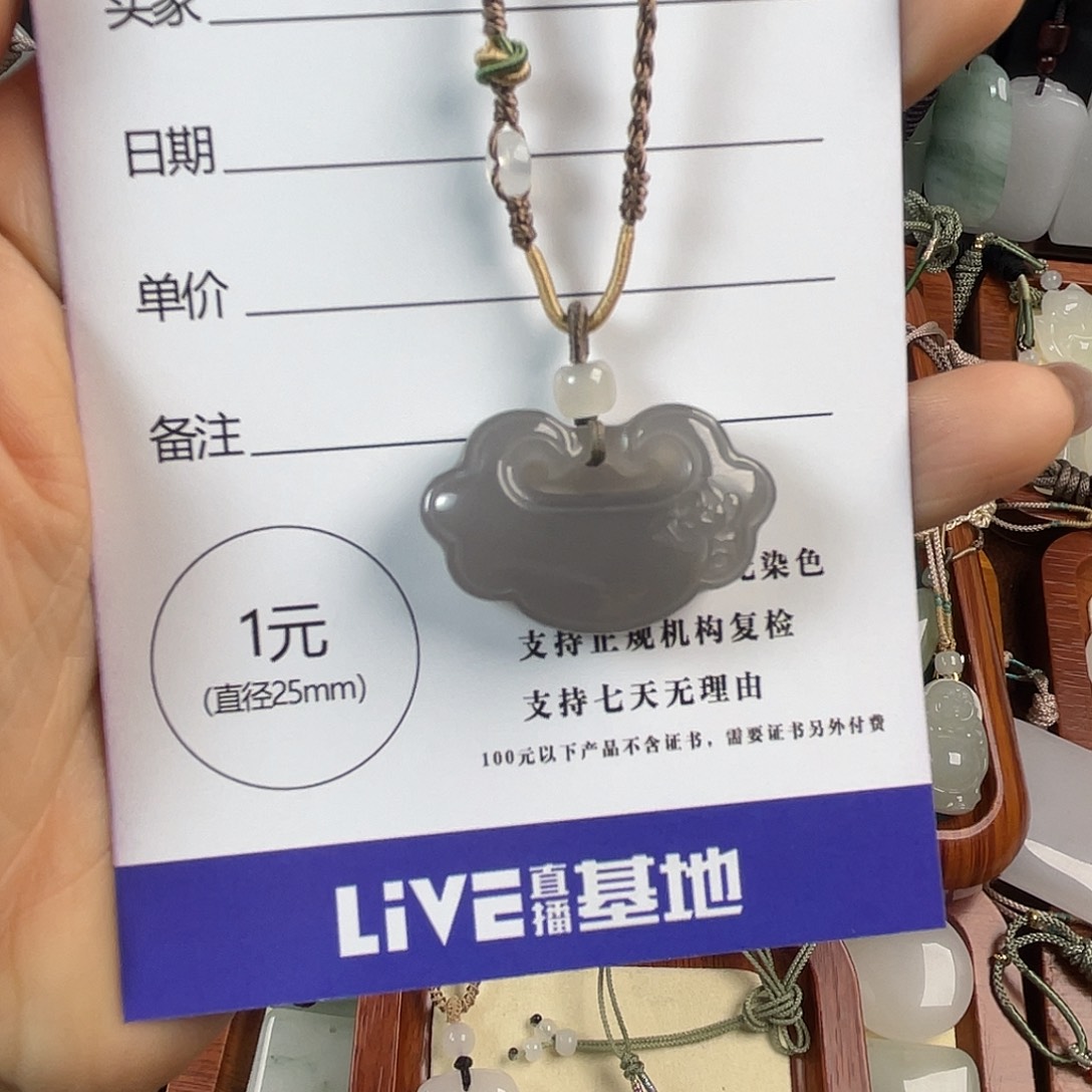 奚***怪和田玉未镶嵌颈饰