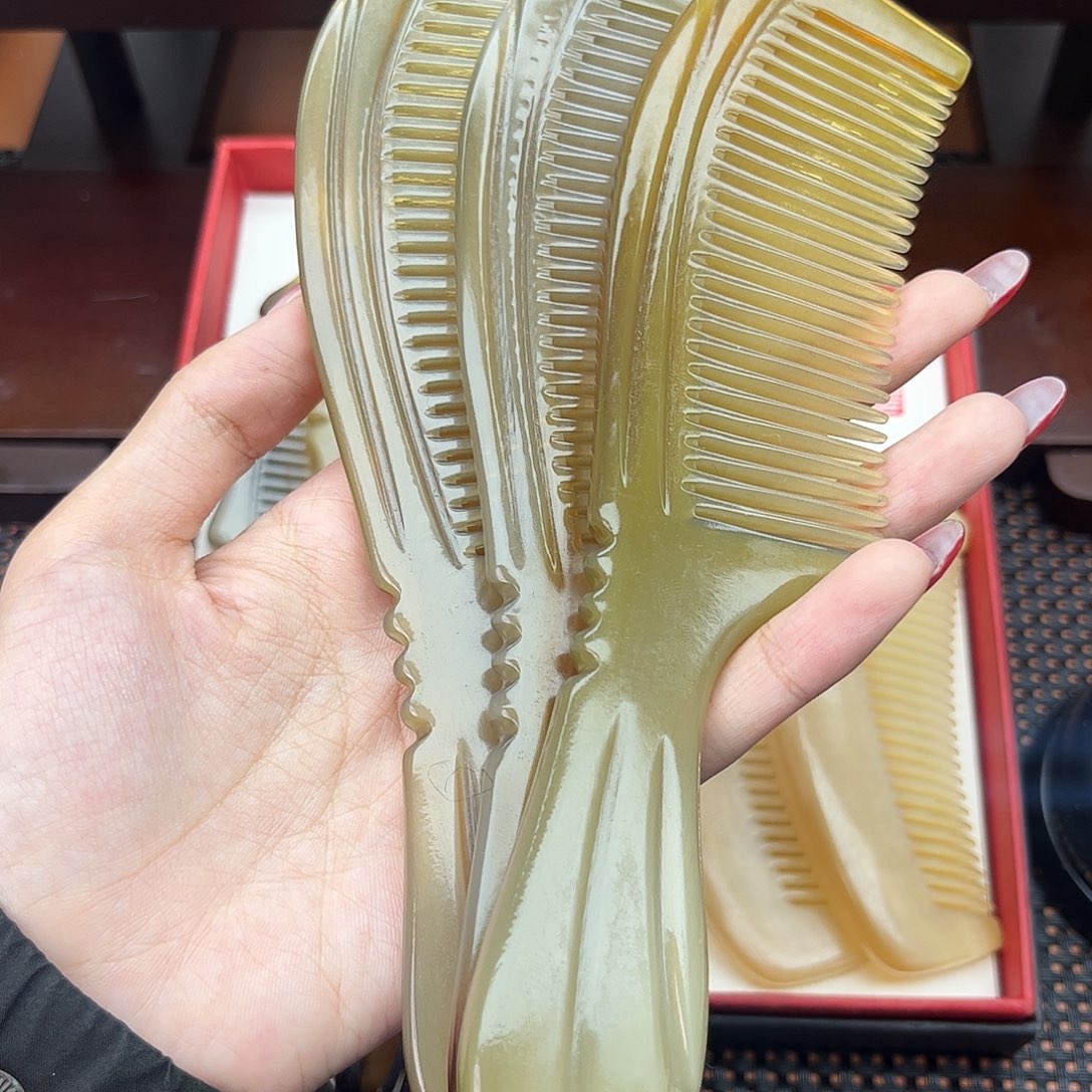 纯手工制作纯牛角梳子