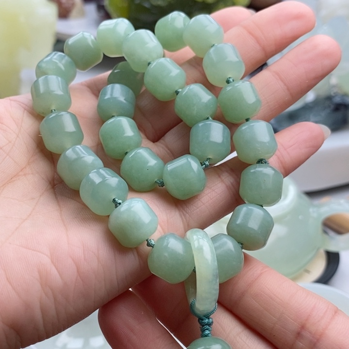 岫玉四大名玉手持未镶嵌