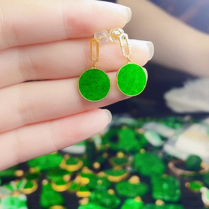 颈饰18K金镶嵌翡翠多样性