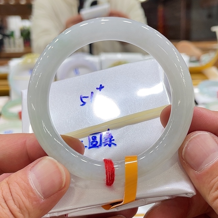 翡翠手镯未镶嵌翡翠