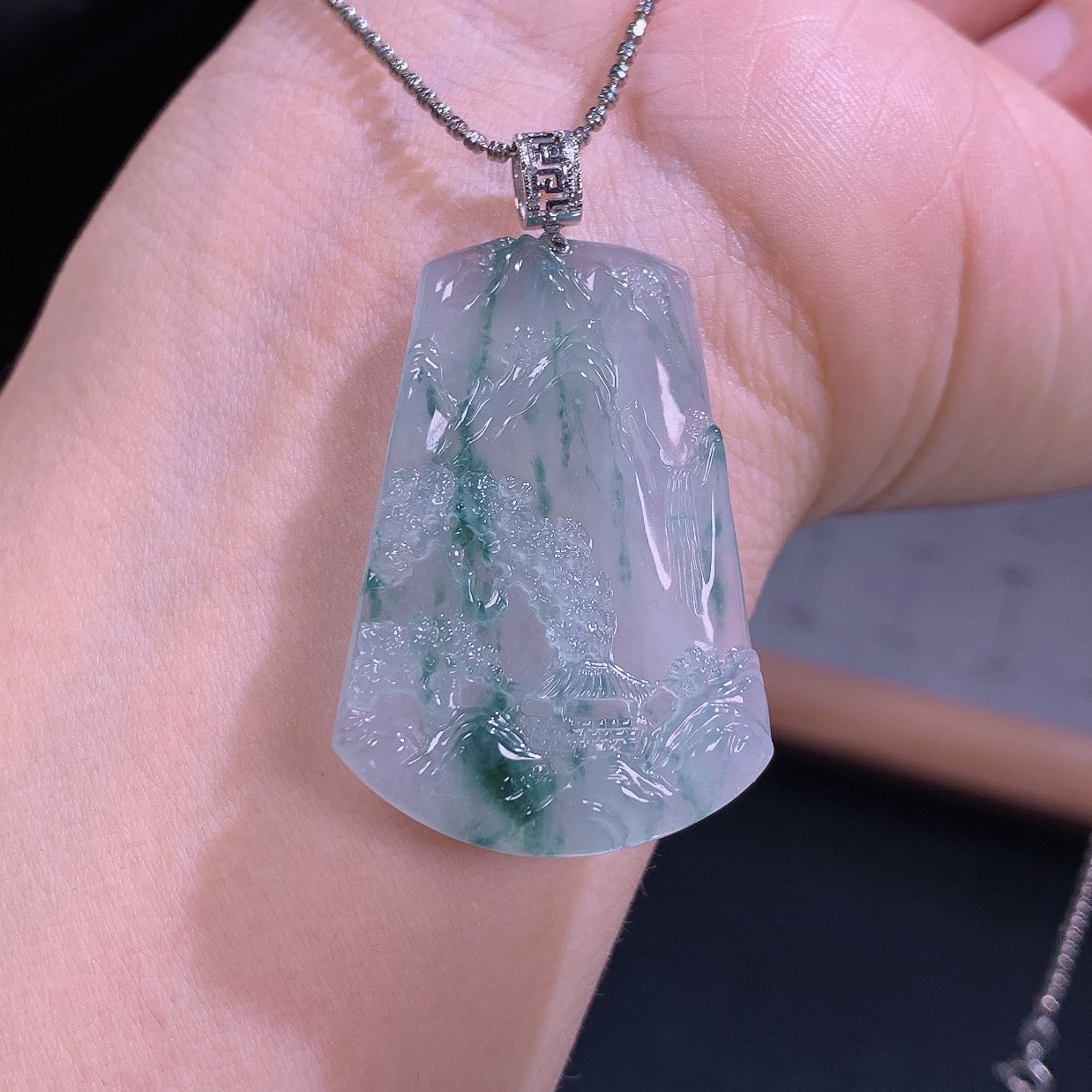 缅甸天然A货翡翠镶嵌18k金冰种飘花山水吊坠男款正品40×27.8×5.8