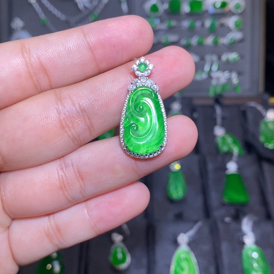 翡翠18K金镶嵌颈饰天然翡翠