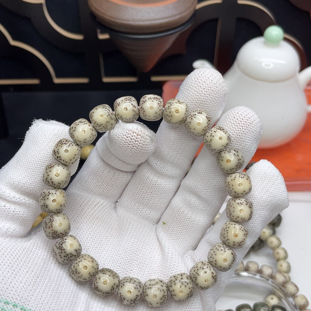 星月菩提吊坠03。10/9骨瓷白黄金瞳