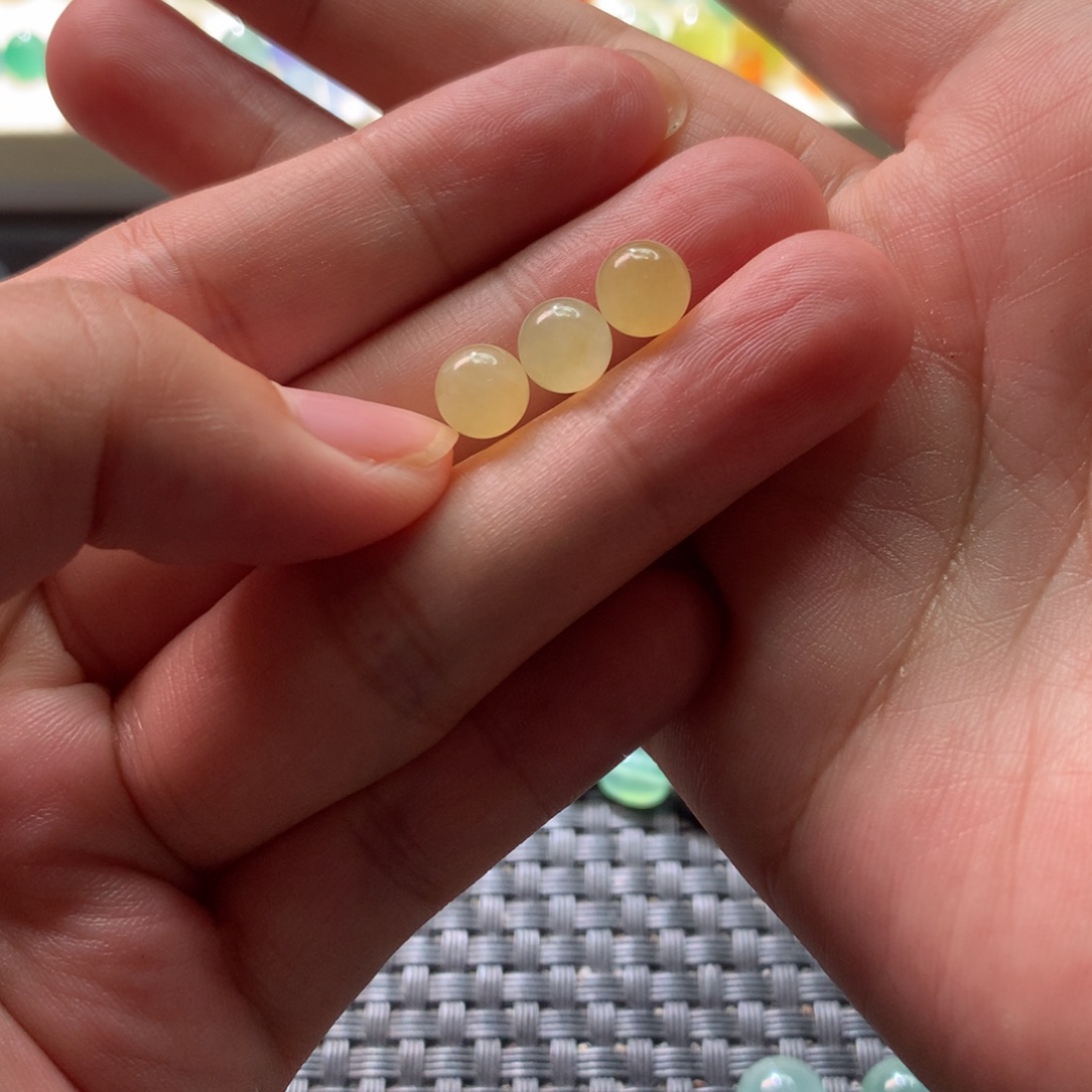 小****定制翡翠未镶嵌3颗卡7没打孔