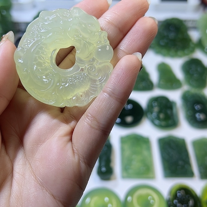 蛇纹石玉颈饰未镶嵌