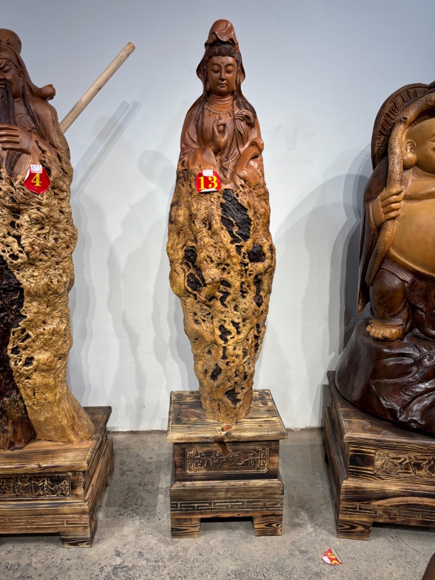 龙纹古枣木雕刻人物观音