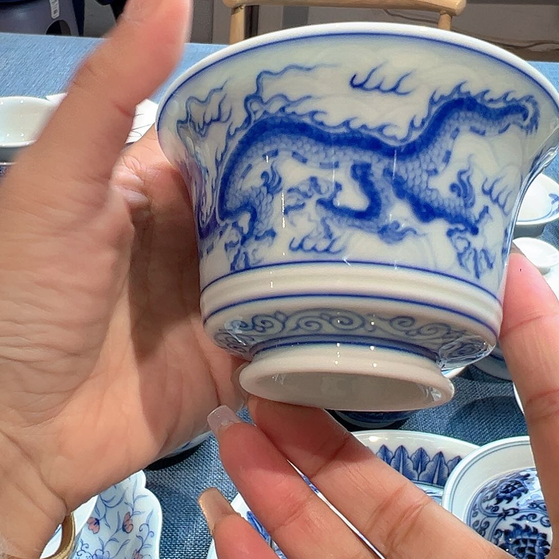 青花是指釉面呈白色至粉红晕相