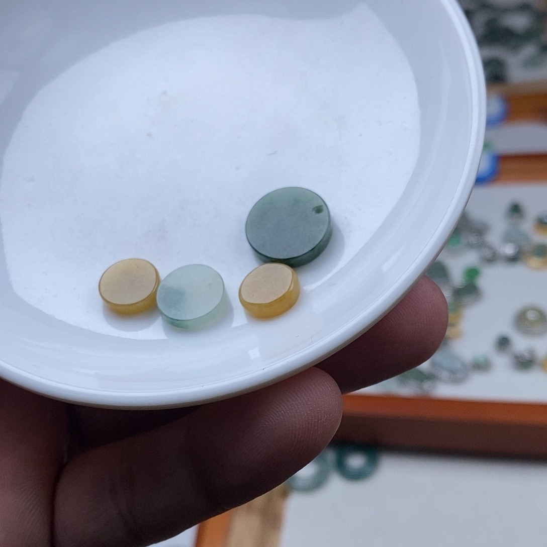 翡翠颈饰未镶嵌圆牌60一个