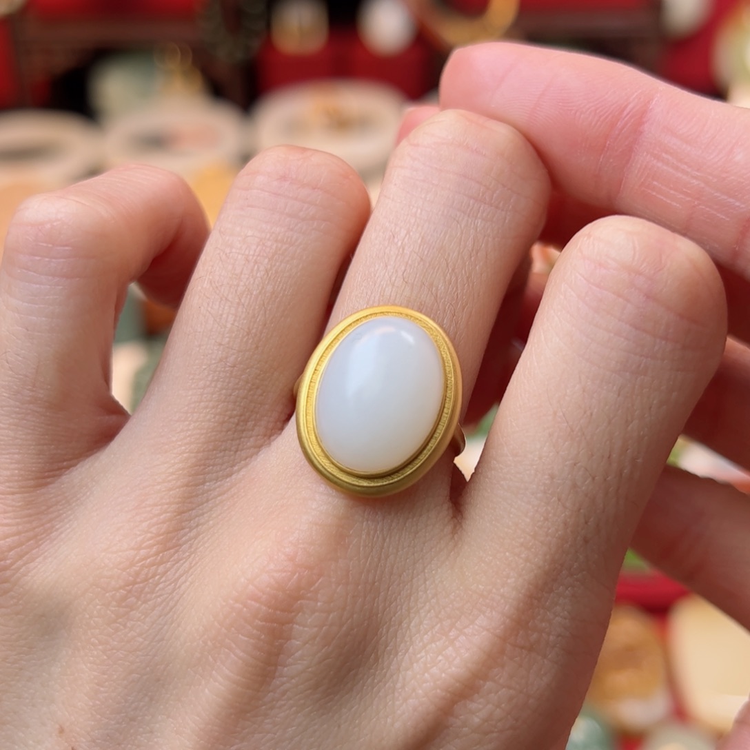 和田玉戒指18K金镶嵌