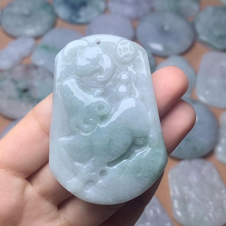 翡翠未镶嵌颈饰牛牌