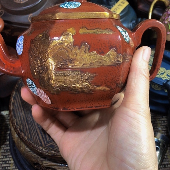 茶壶紫砂原矿泥料手工制作的一把紫砂壶。