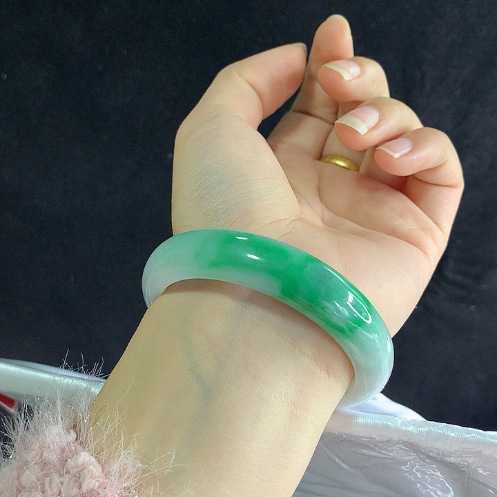 翡翠未镶嵌手镯53圈 6322 半山水阳绿