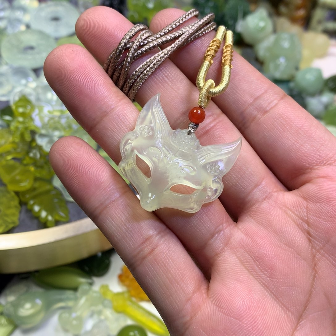 岫玉颈饰未镶嵌狐狸面具