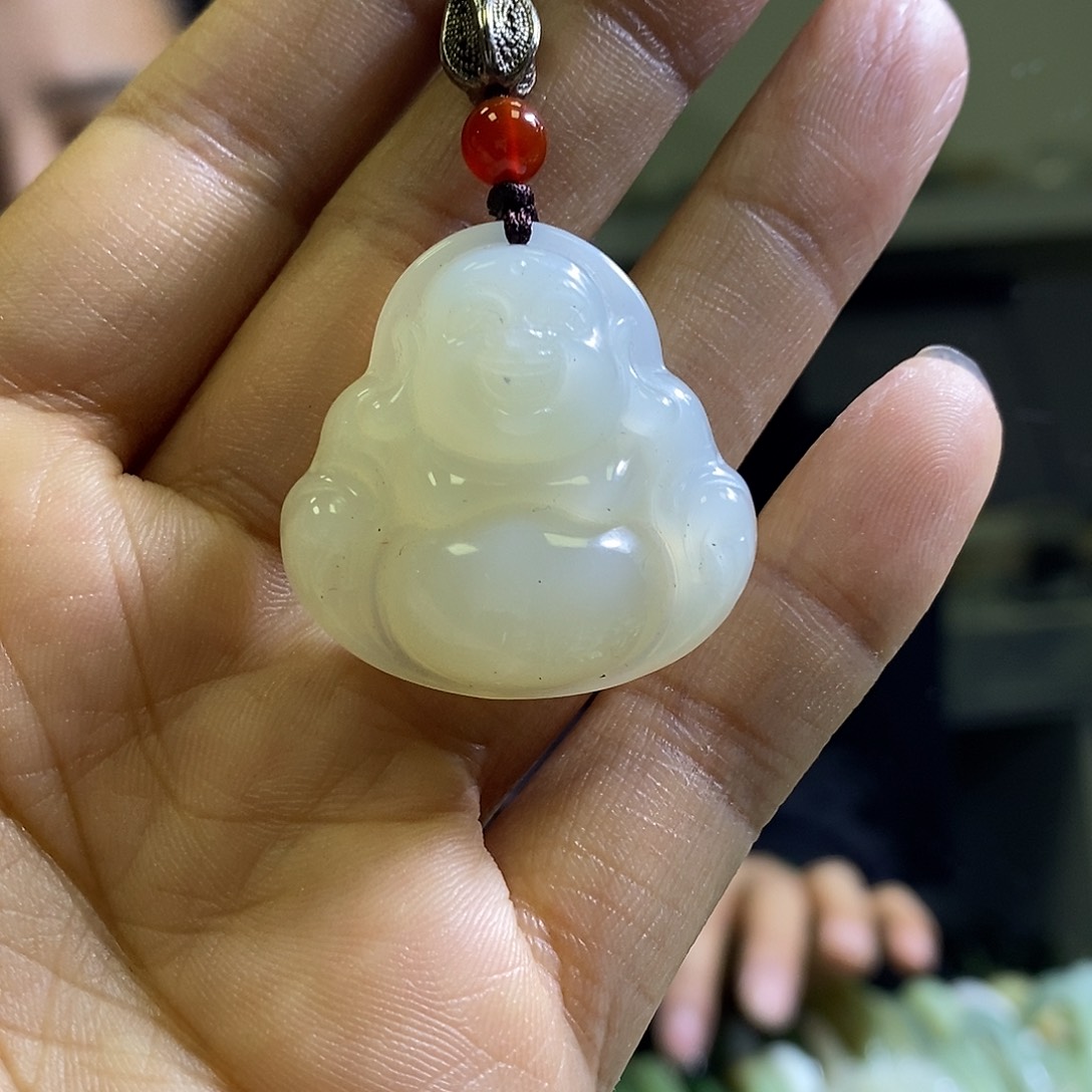 岫玉未镶嵌颈饰一个