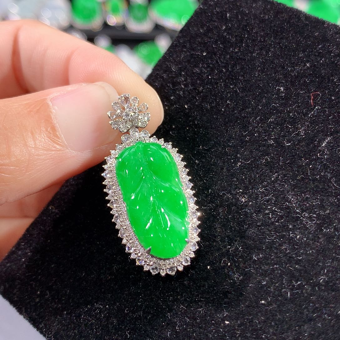 翡翠18K金镶嵌颈饰