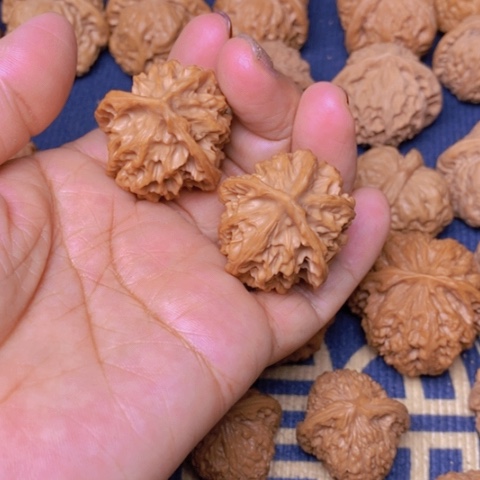 【闪购商品】文玩核桃吊坠辣**子三棱35