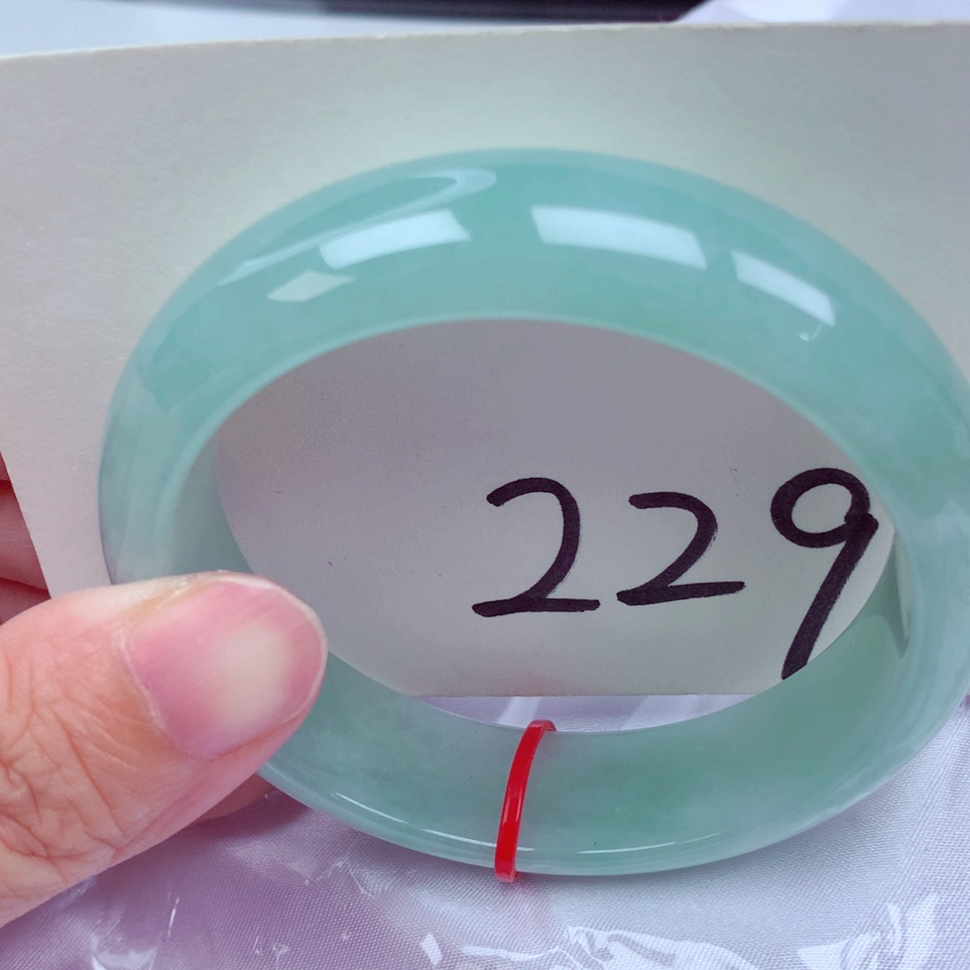 翡翠手镯未镶嵌翡翠