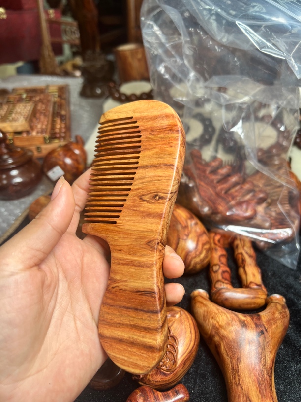 海黄新干料带把木梳