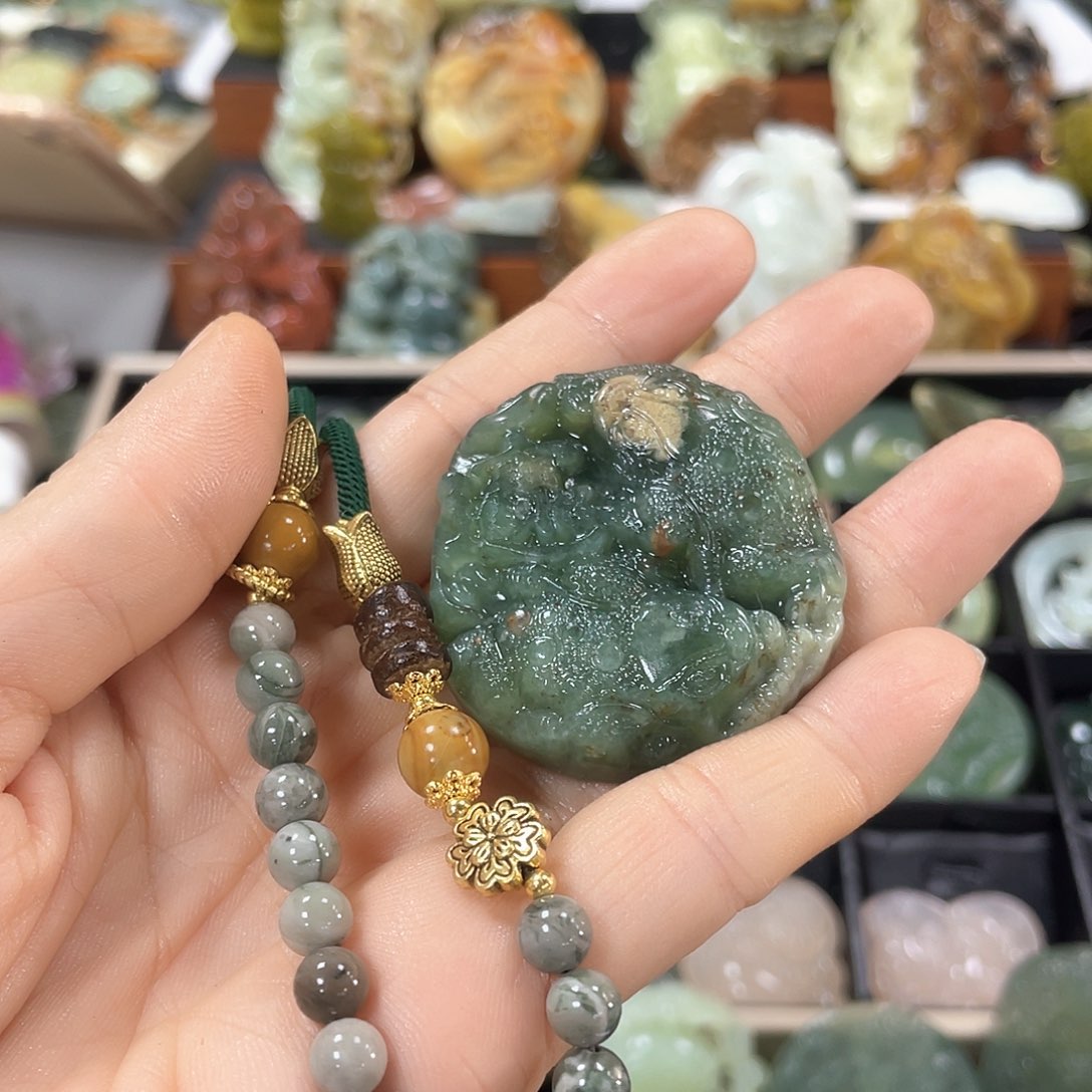 蛇纹石玉颈饰未镶嵌