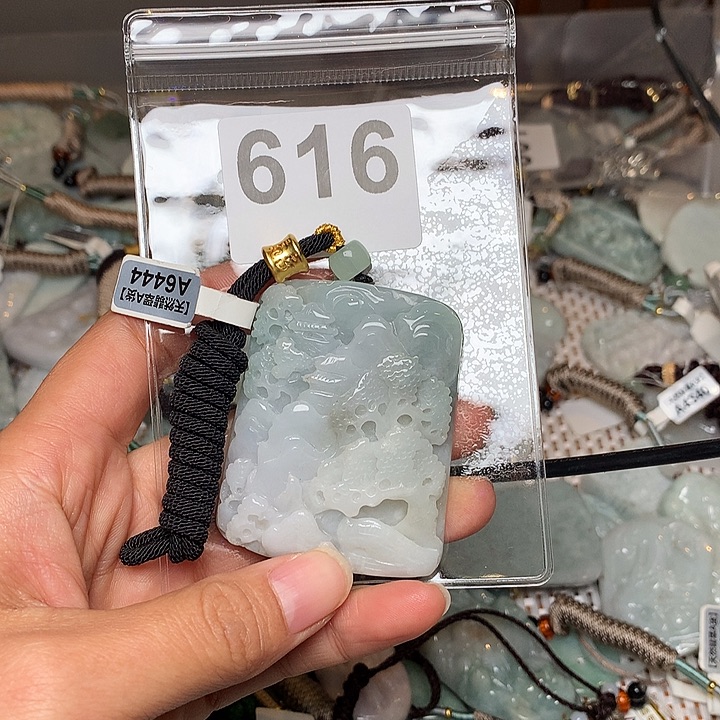 翡翠颈饰未镶嵌搬**人翡翠