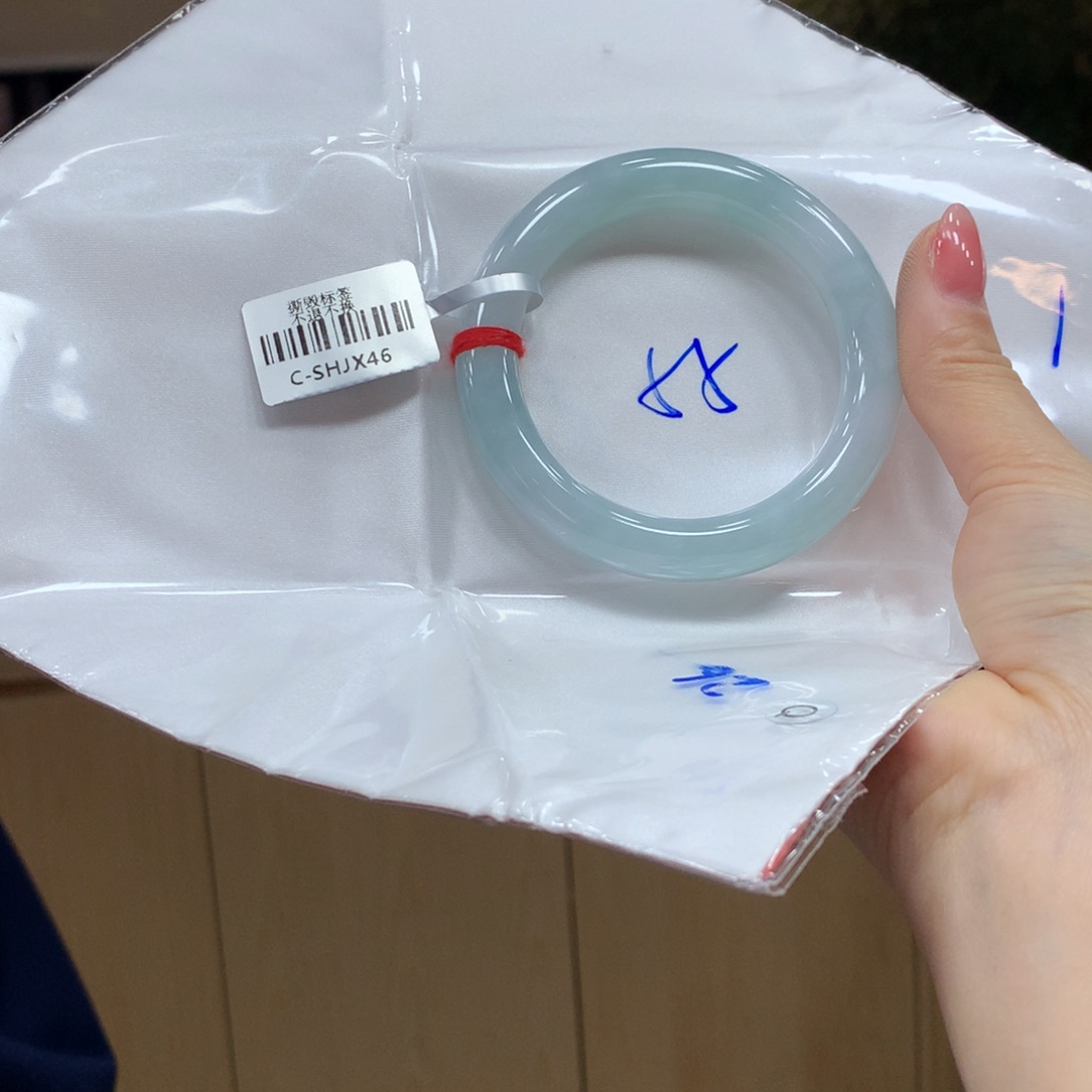 翡翠手镯未镶嵌不退不换