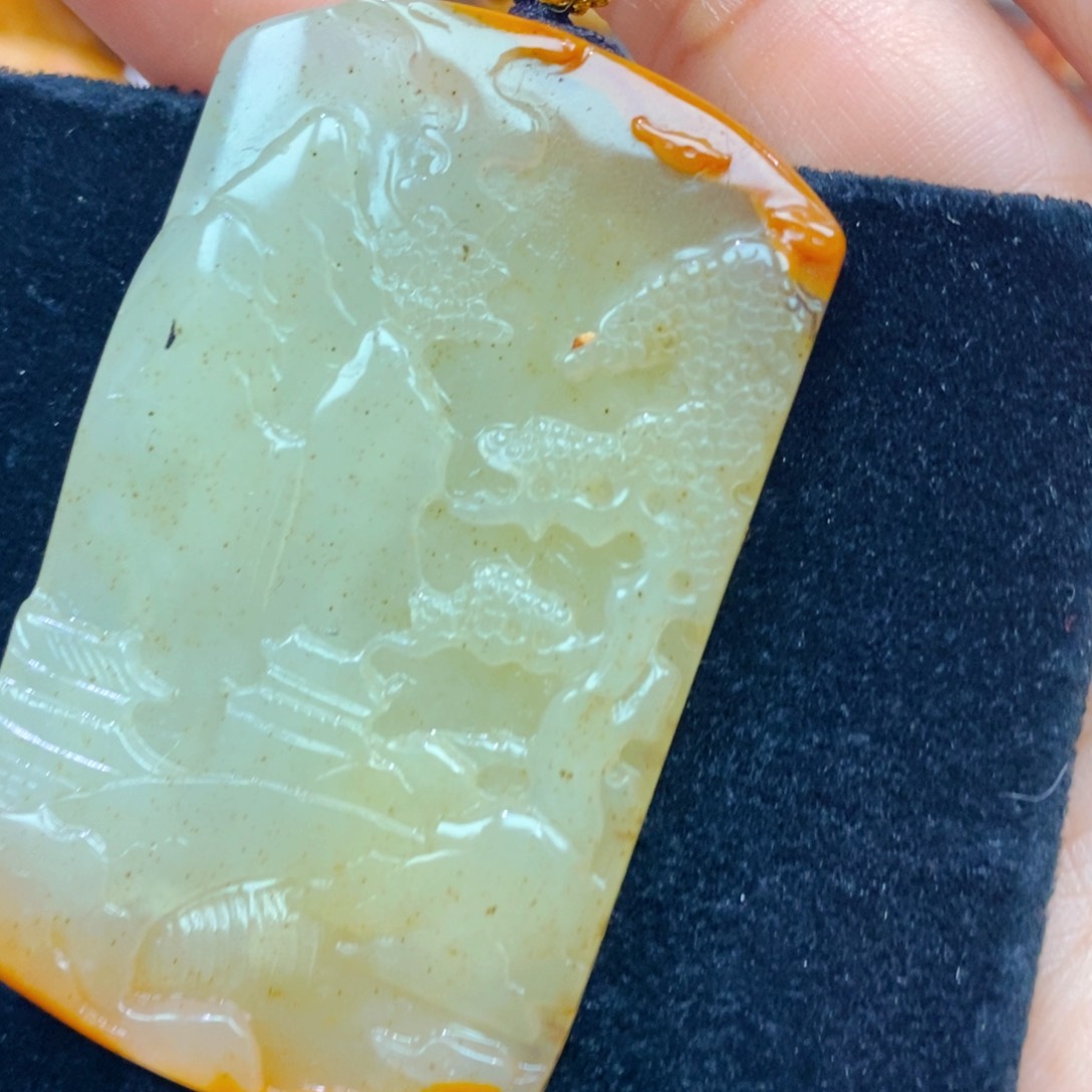 未镶嵌石英质玉（黄龙玉）颈饰