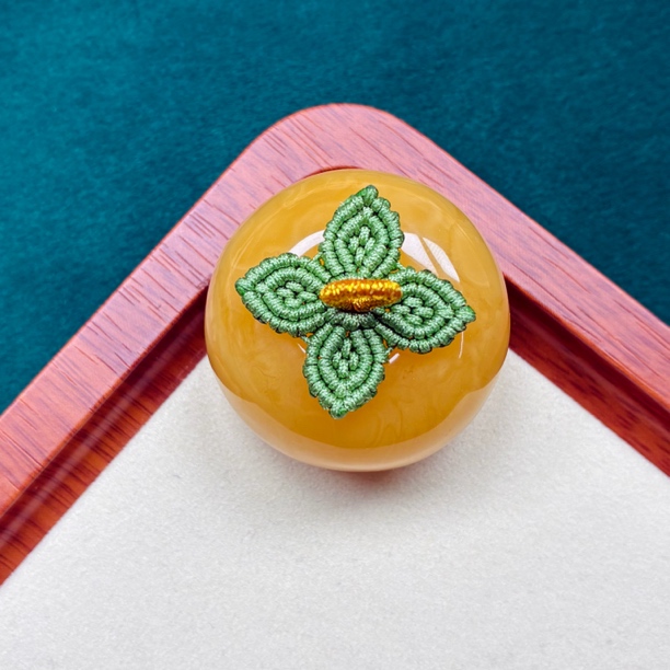 天然琥珀蜜蜡鸡油黄柿柿如意吊坠，抖音基地发货。带证书