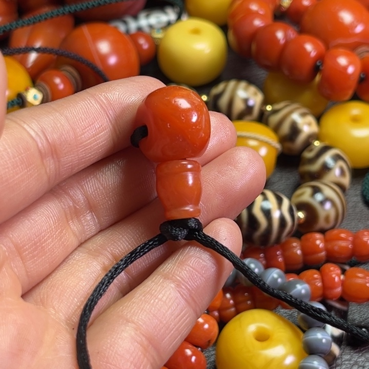 颈饰琉璃毛*琉璃………..