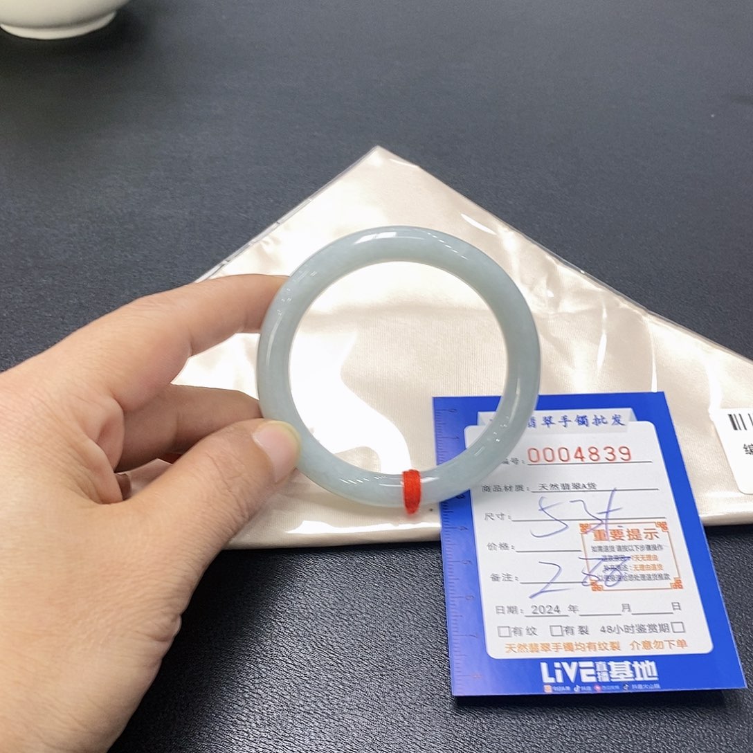 翡翠手镯未镶嵌翡翠手镯