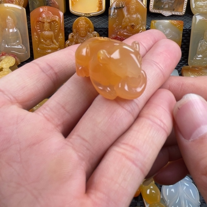 石英质玉（黄龙玉）颈饰未镶嵌