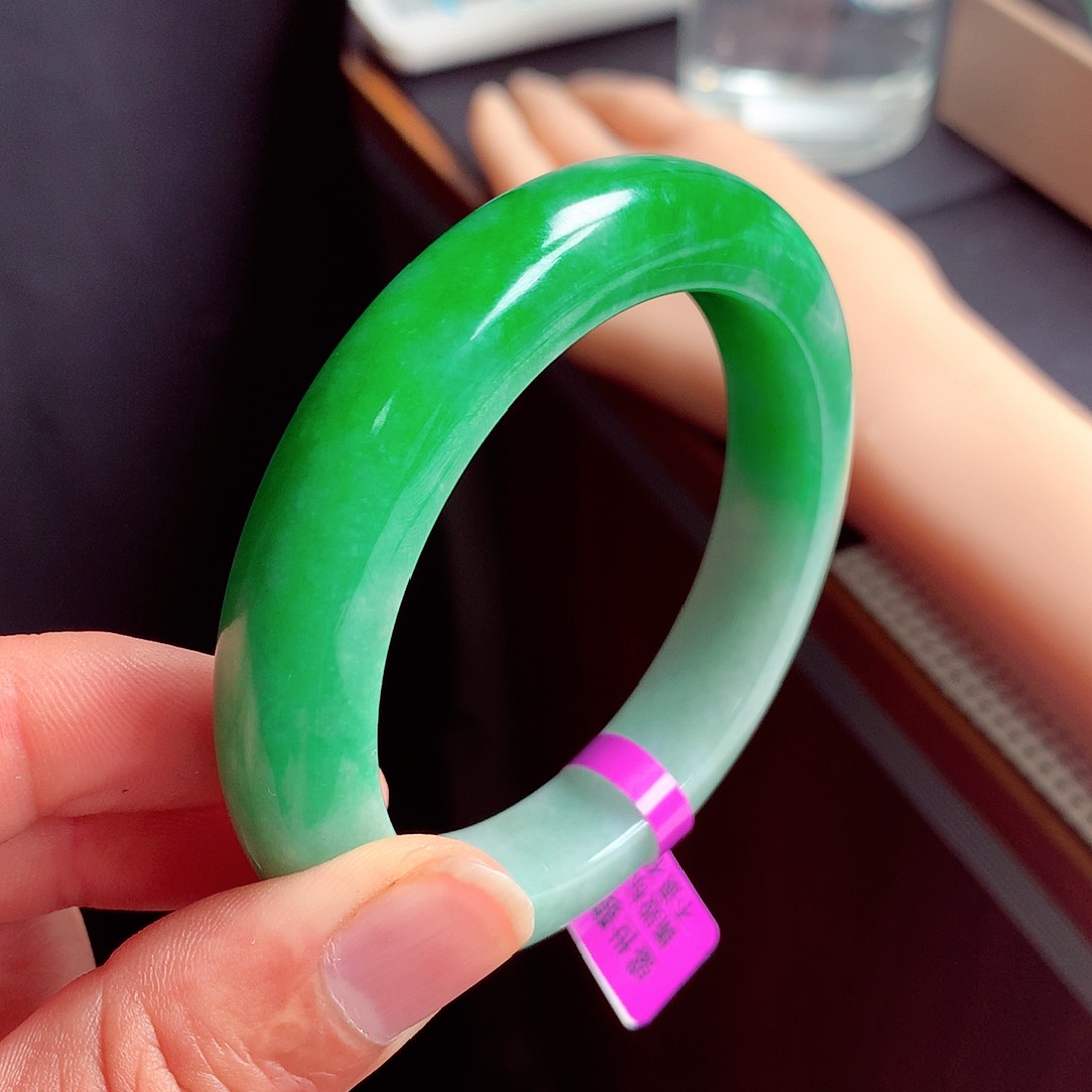 翡翠手镯未镶嵌小*月缅甸翡翠