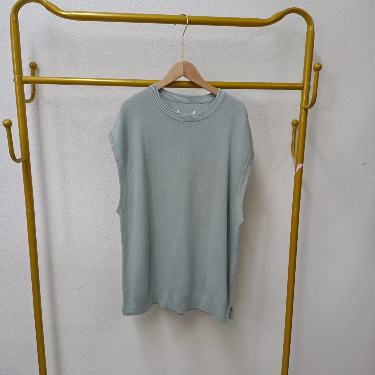 U家剪标   8仓B5-3-4210款   蓝色无袖针织上衣