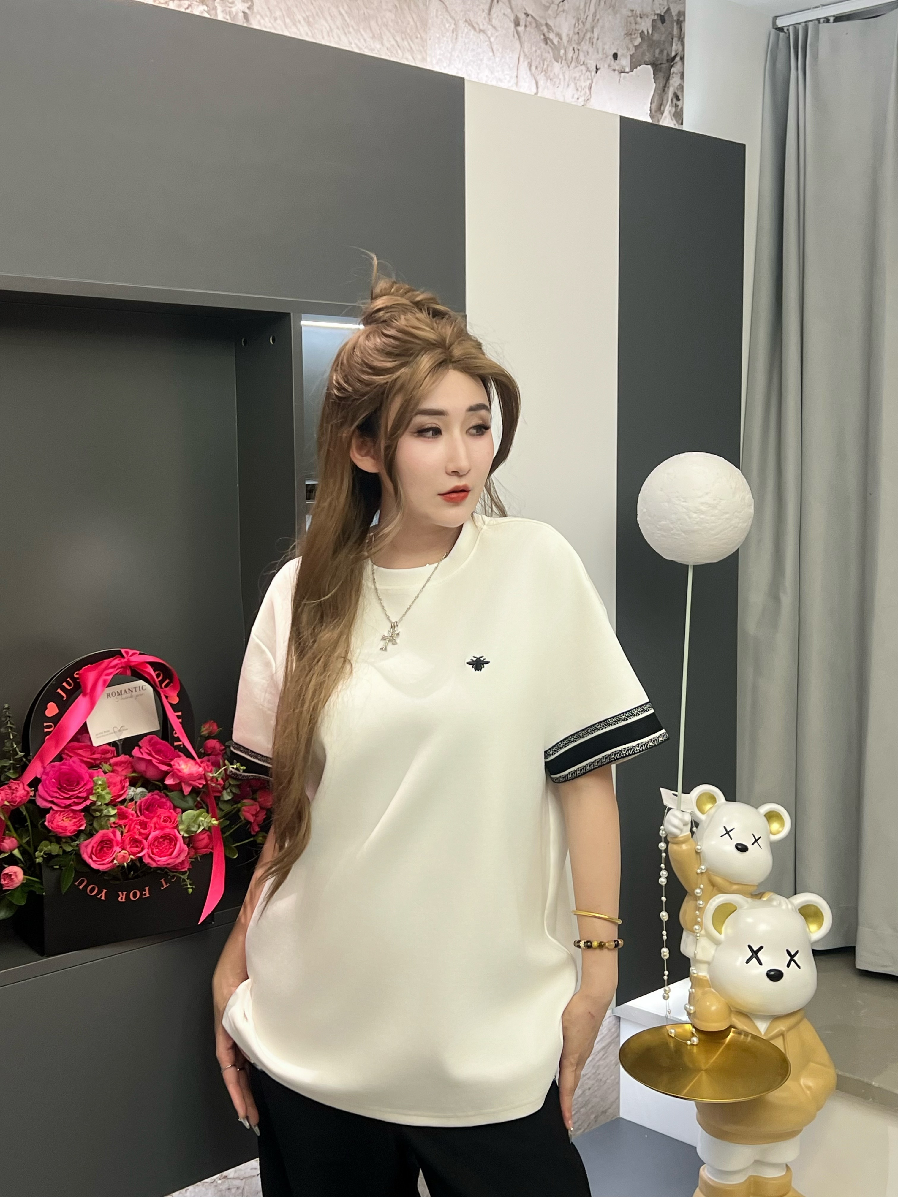 【酒酒专属】2025新款时尚百搭织带小蜜蜂刺绣圆领套头T恤男女同款