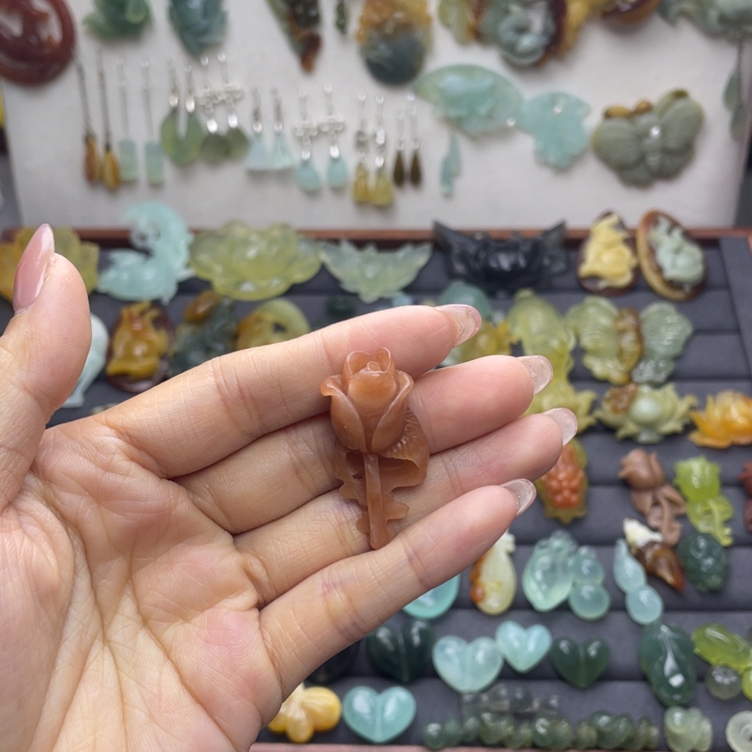 蛇纹石玉未镶嵌颈饰