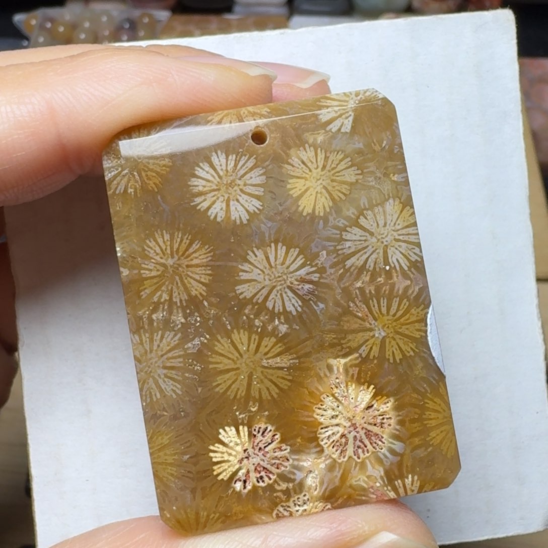 硅化玉红骨骼糖大花，有点呼吸孔未镶嵌